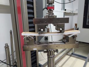 4 point bending test on sandwich structure with natural fibre composite in decking layers_300 4 point bending test on sandwich structure with natural fibre composite in decking layers_300